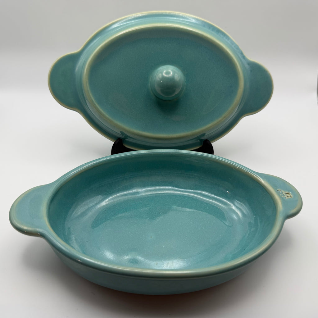 Casserole dish in Light Turquise w/ Lid (1-2 portion size)