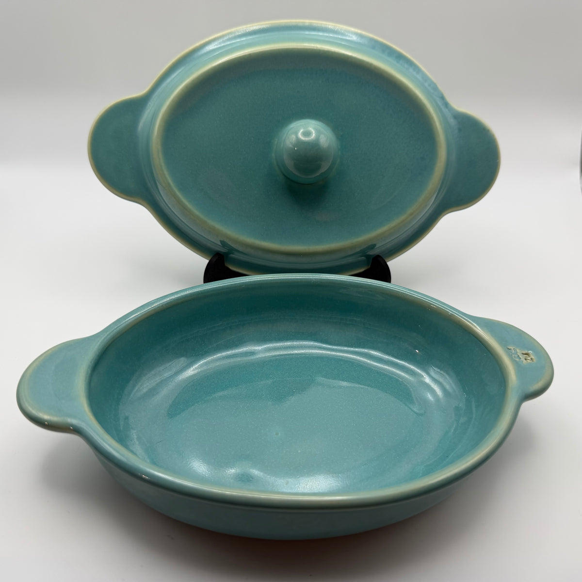 Casserole dish in Light Turquise w/ Lid (1-2 portion size)